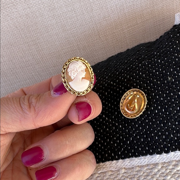 Elegant Gold and Cream Cameo Earrings - Picture 13 of 13